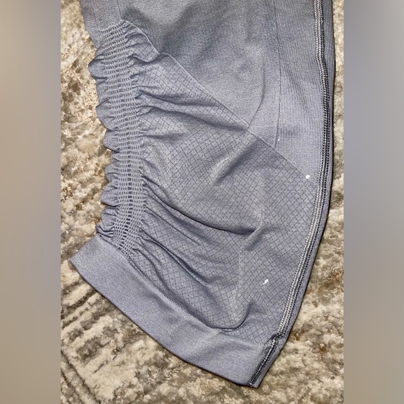 LIKE NEW 𝐋𝐔𝐋𝐔𝐋𝐄𝐌𝐎𝐍 seamless capri legging - Picture 3 of 10